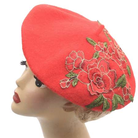 Rotes Barett mit Blumen